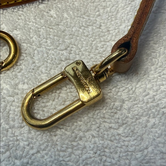 Louis Vuitton Beige Leather Crossbody Strap 
Gold Clasp with box and dust bag - Picture 6 of 14